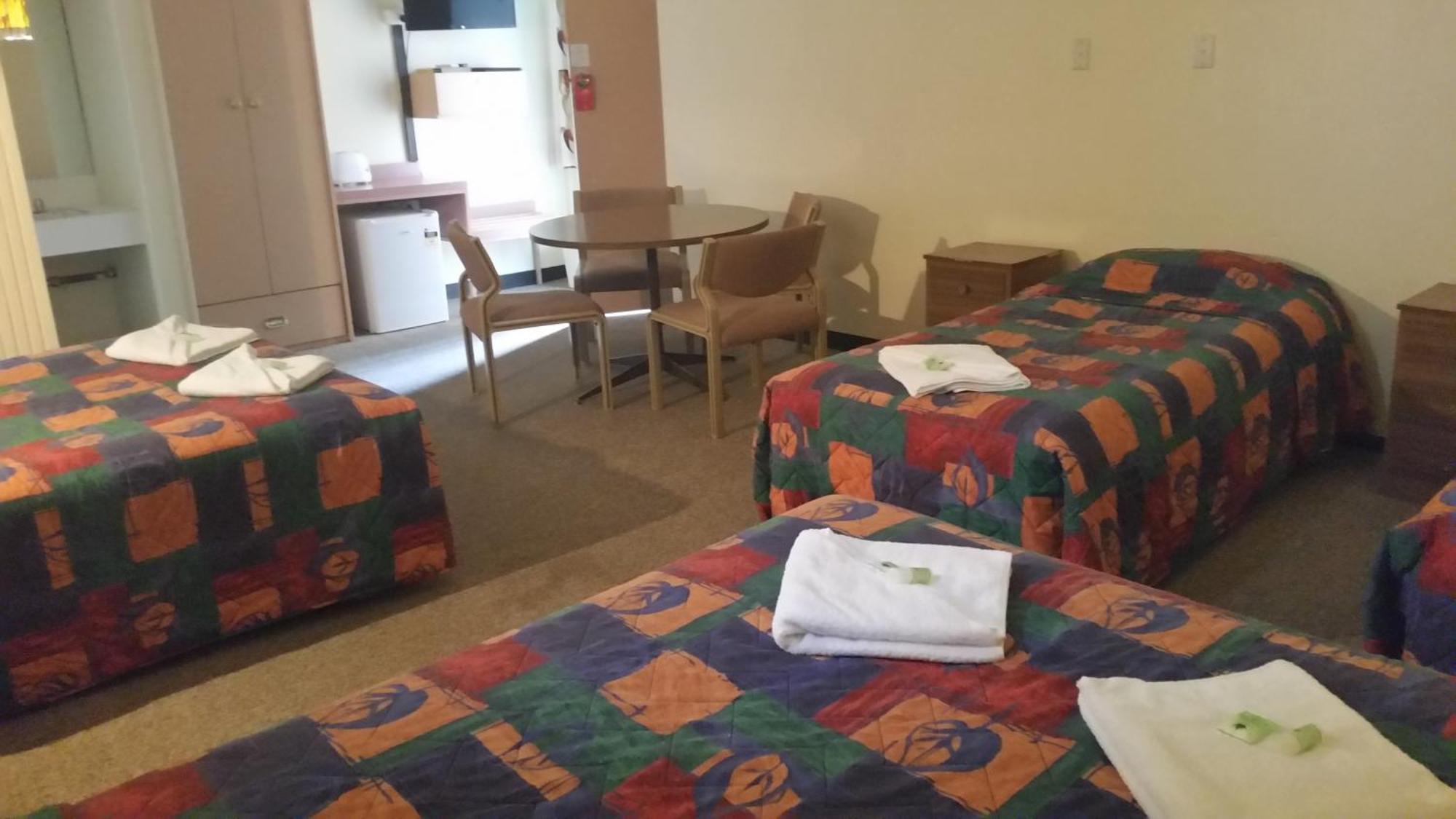 Gateway Motor Inn Narrandera Room photo